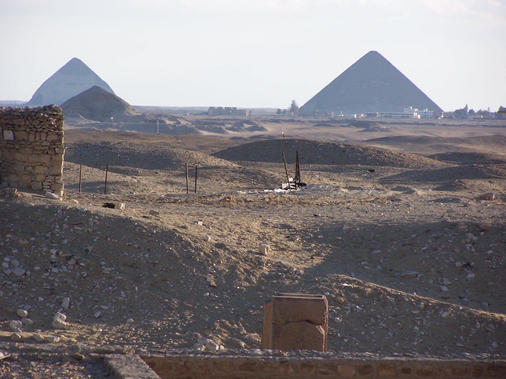 Depuis le site de Sakkara, nous aperevons le site de Dahchour avec la Pyramide Rhombodale et la Pyramide parfaite de Snfrou.