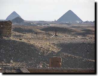 Depuis le site de Sakkara, nous aperevons le site de Dahchour avec la Pyramide Rhombodale et la Pyramide parfaite de Snfrou.