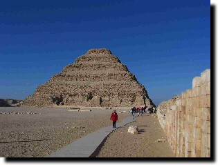 La pyramide  degrs et sur la droite de l'image la maison du nord et la maison du sud.